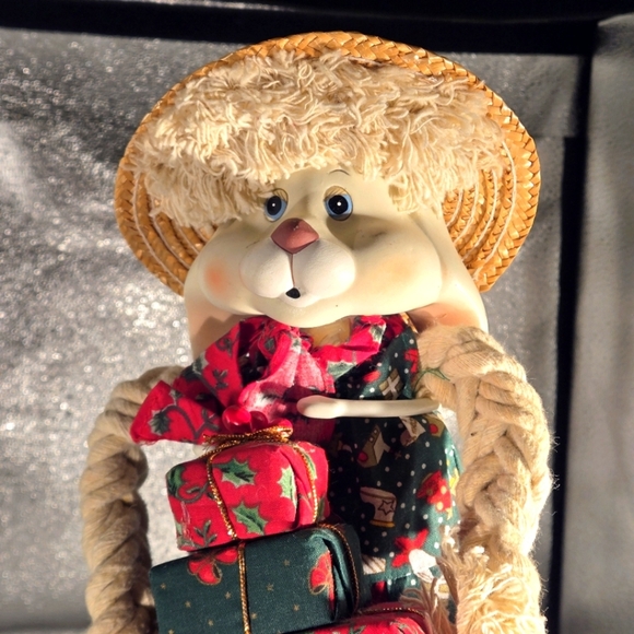 HOUSE OF LLOYD Christmas Around The World “ Floyd” Bunny 1994 With Hat & Gifts - Picture 4 of 8